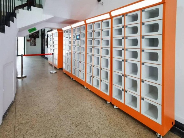 应用在办公楼一楼的智能美团外卖柜